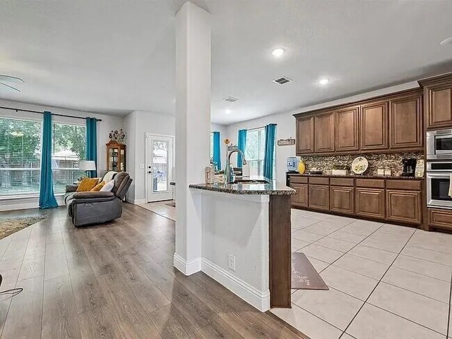 Building Photo - 1902 Sunflower Dr