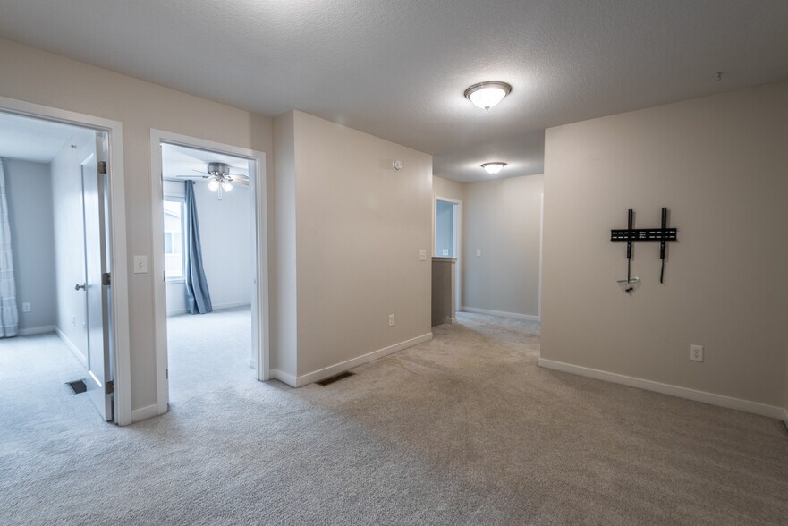 Building Photo - 329 NE Otter Dr