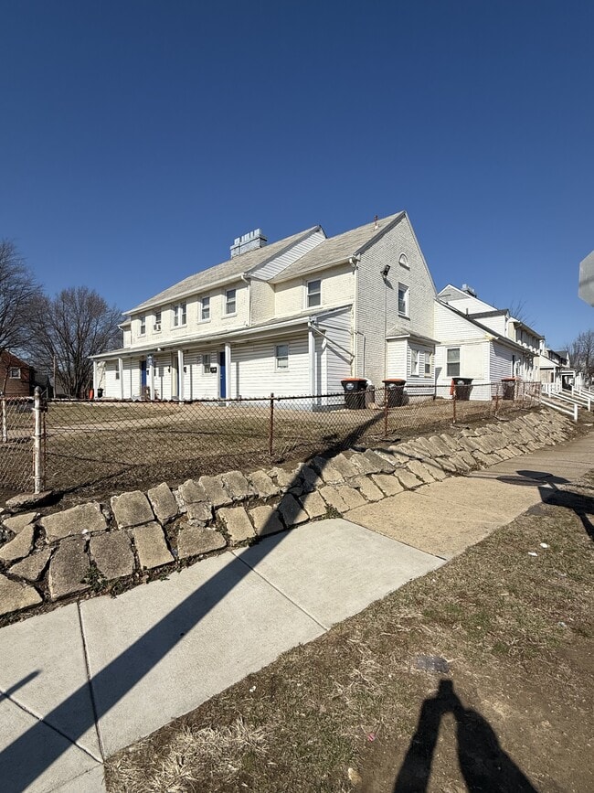 Building Photo - 1104 Pine St