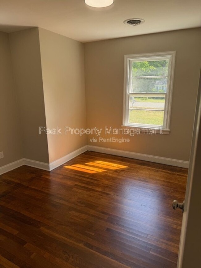 Building Photo - 4815 Oakleys Ln