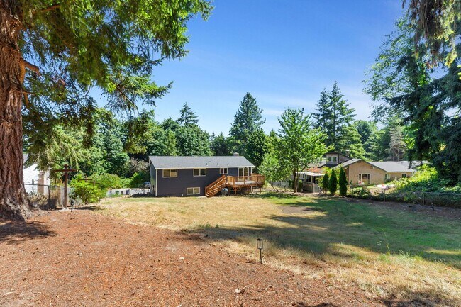 Building Photo - Huge fully fenced dog yard! RV/Boat extra parking! 4 bdrm 2.25 bath. Minutes to I-5, Everett Mall...