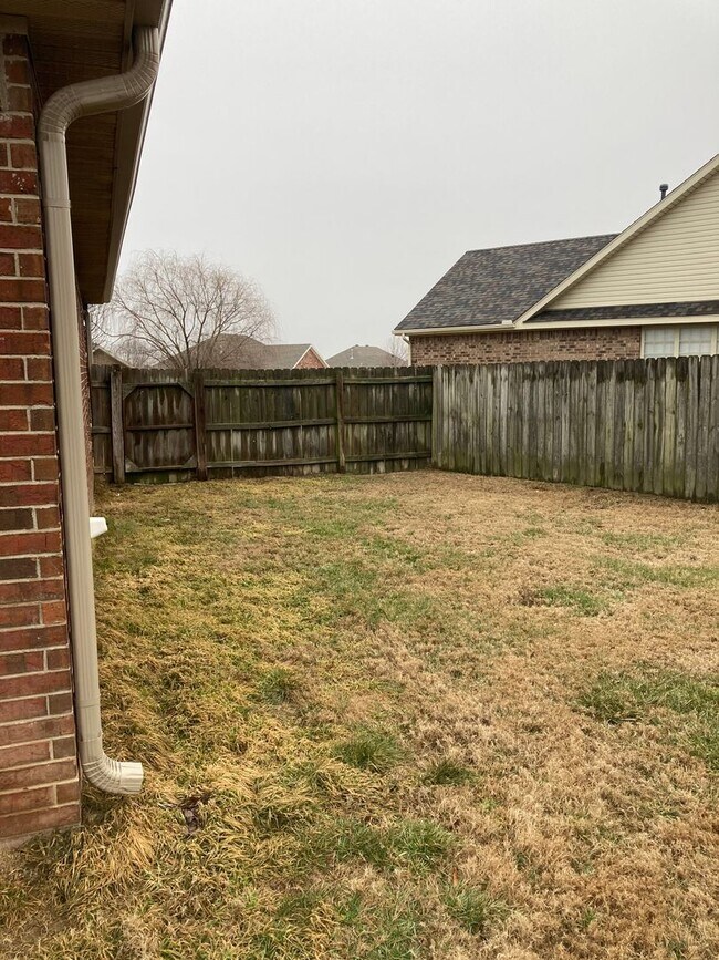 Building Photo - 3 bedroom 2 bath modern style home minutes from Centerton Main!!