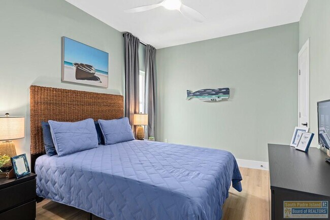 Building Photo - 111 W Sunny Isle Dr