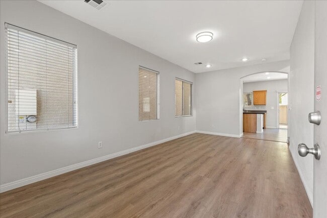 Building Photo - 4bd Single Family Home with Large Backyard, Balcony, and No Carpet