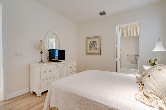 Building Photo - 119 Esperanza Way