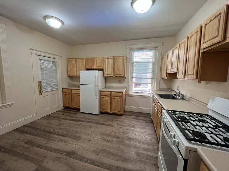 Building Photo - 73 Longwood Ave