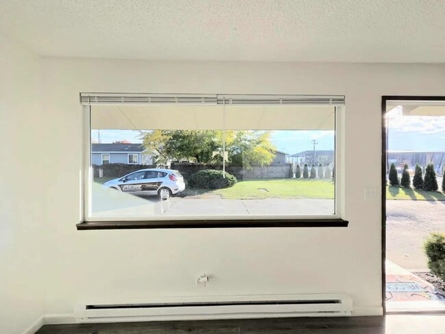 Building Photo - 1037/1039 Eastmont Ave. Duplex