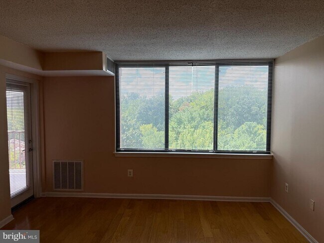 Building Photo - 10101 Grosvenor Pl