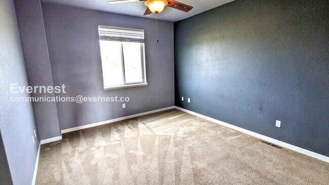 Building Photo - 3 Bed/2 Bath Townhome with Garage / Availa...