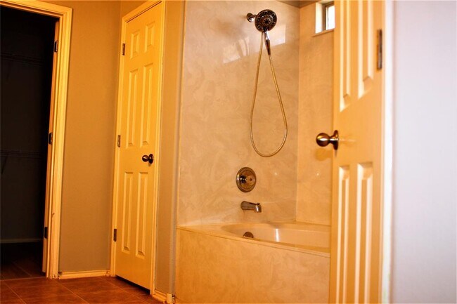 Building Photo - 1301 Knippa Cove