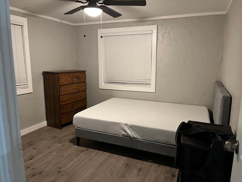 Building Photo - 407 S 5th St