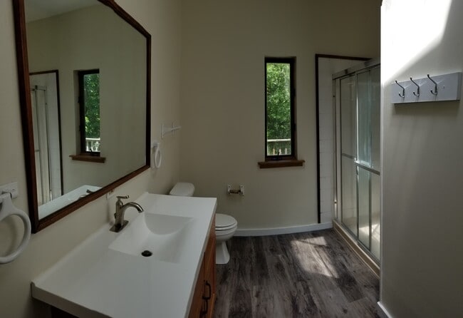 Building Photo - 4015 Oakwood Dr