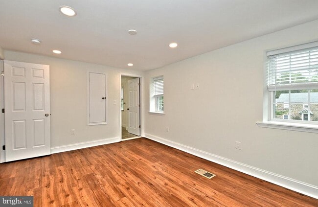 Building Photo - 942 Valley Rd