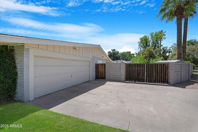 Building Photo - 1021 W Las Palmaritas Dr