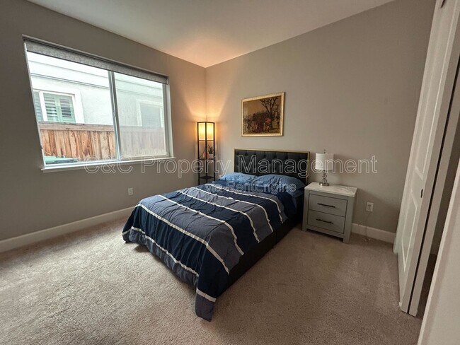 Building Photo - 5243 Comfrey St