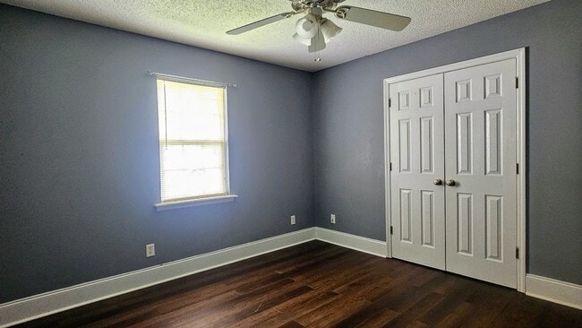 Building Photo - 4 Bedroom 2 Bath Brick Home W. Lee Co