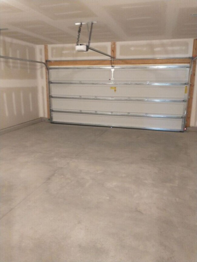 Building Photo - Coming Soon - Gorgeous Home with 4 bedroom, 2.5 bath and large loft area!