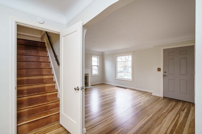 Building Photo - PET FRIENDLY Super Cute Craftsman Home 3 bedroom 1 Bath with Basement