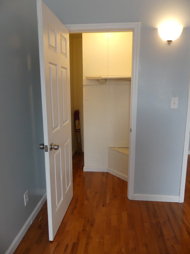 Building Photo - 1420 Menard St