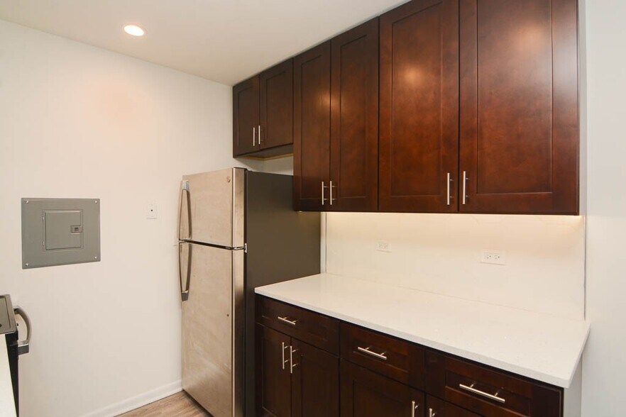 Building Photo - 520 W Aldine Ave