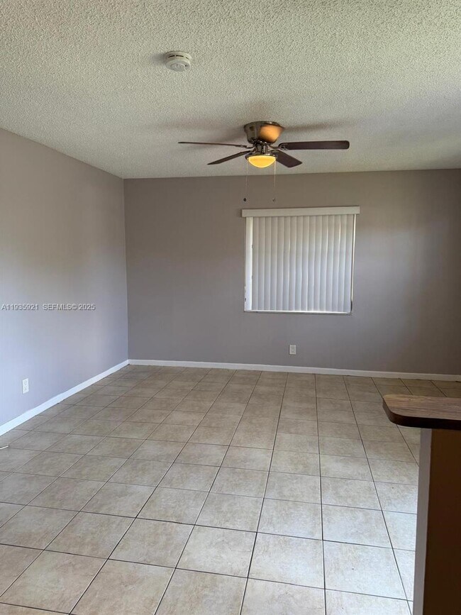 Building Photo - 402 Lakeside Dr