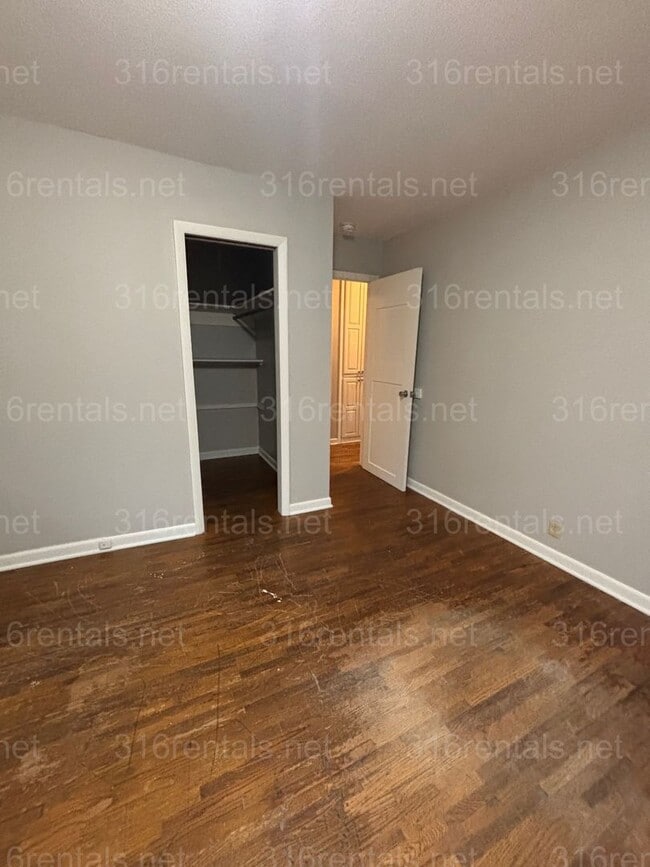 Building Photo - 3 bed 1 bath house for rent now!