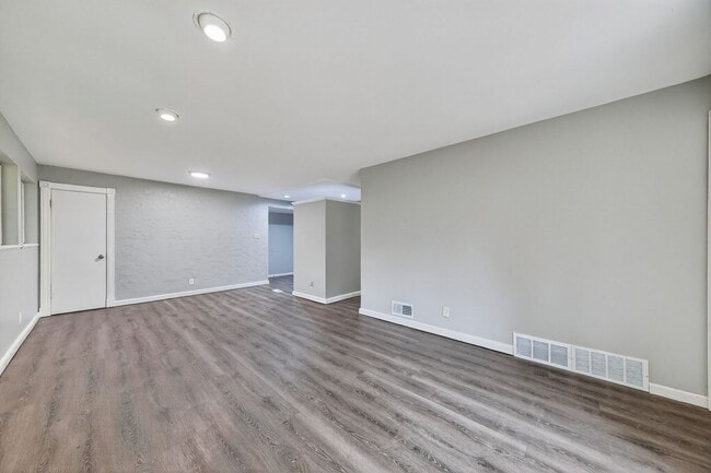 Building Photo - Section 8 Welcome