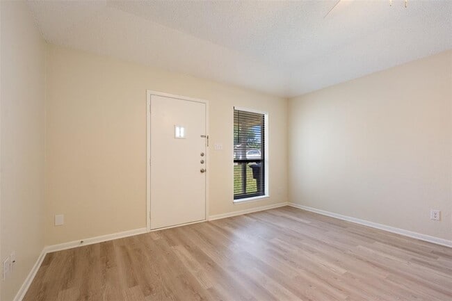 Building Photo - 608 Country Aire Dr