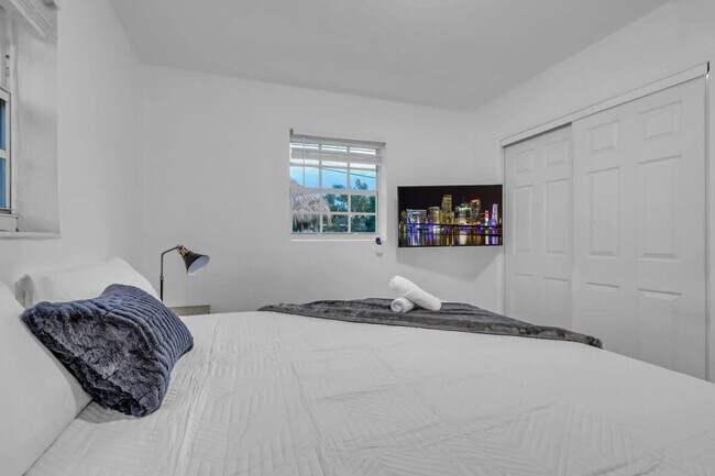 Building Photo - 18715 NW 10th Ct