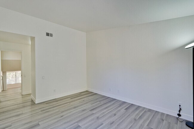 Building Photo - 2 bed 2 bath condo