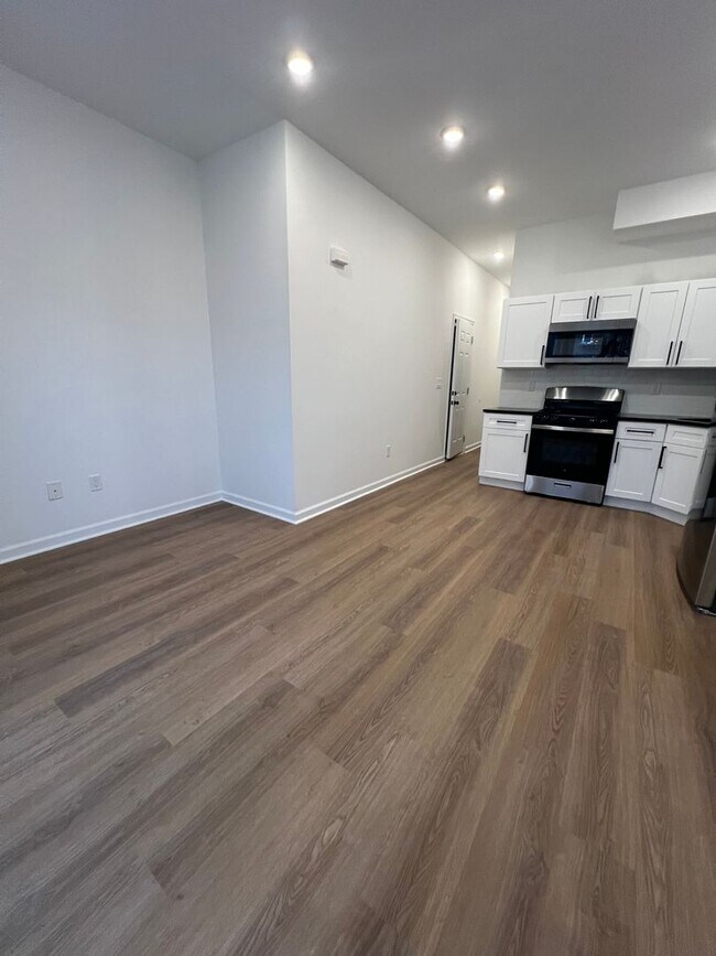 Building Photo - Newly Renovated 2-Bedroom Apartment in East Parkside! Available mid-July!
