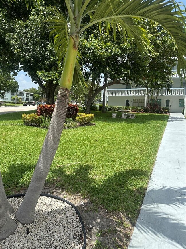 Building Photo - 4027 Swansea Crescent