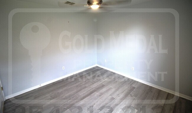 Building Photo - Beautiful 3-bed, 2-bath home now available...