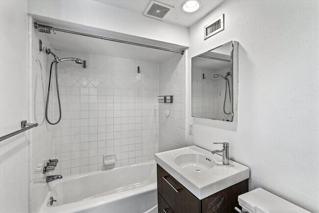 Building Photo - 1310 Harbor View Dr