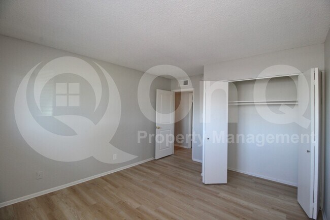 Building Photo - 537 E Laguna Dr