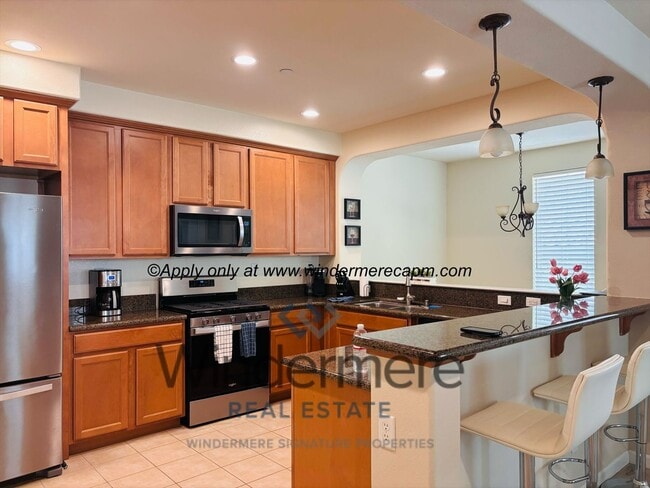Building Photo - Stylish & Spacious 2 bedroom-/1 bath Condo in Astoria at Gateway Oaks!