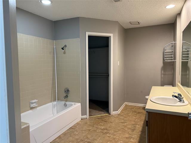 Building Photo - 307 Teakwood Ln