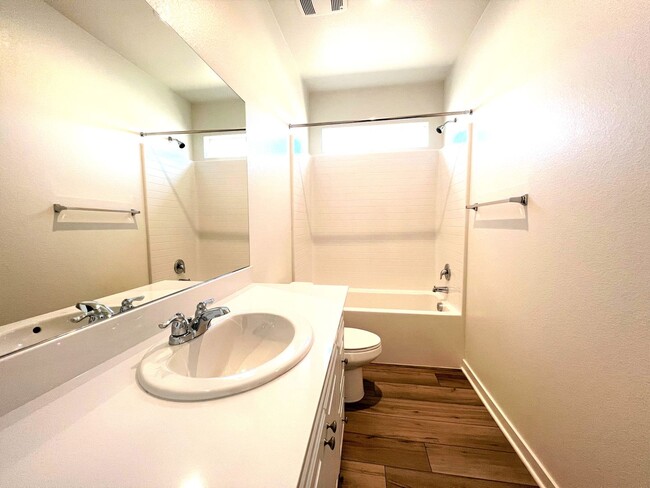 Building Photo - Beautiful Single Story 3 Bedrooms, 2 Bathr...