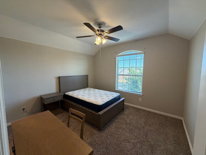 Building Photo - Room in House on Zanna Grace Way