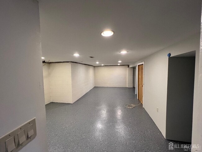 Building Photo - 340 Old Post Rd