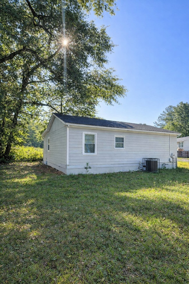 Building Photo - 2621 Village Green Ln