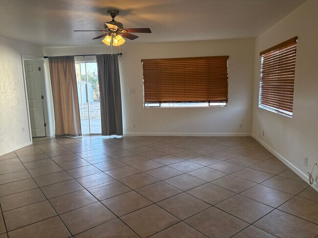 Building Photo - Central 3 Bedroom