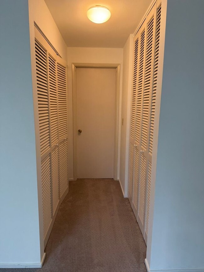 Building Photo - 1 Bed / 1 Bath Houghton condo in Kirkland $1,895/month