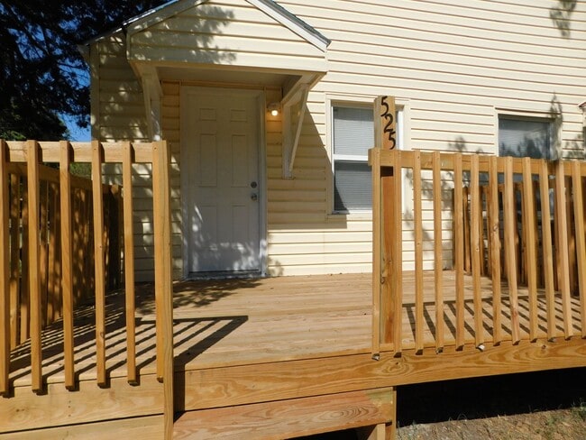Building Photo - One bedroom/1 bath duplex in El Dorado!