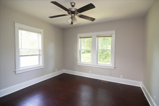 Building Photo - Newly Renovated 3/2 Feet From Atlanta Belt...