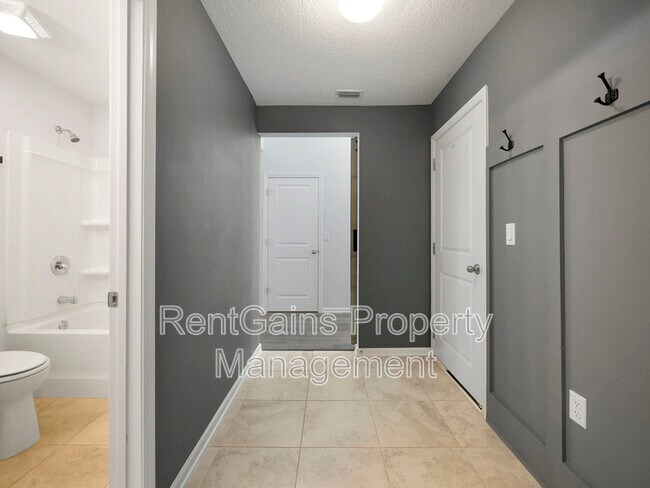 Building Photo - 597 Meadow Ridge Dr