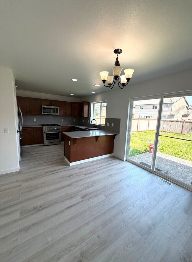 Building Photo - Newly remodeled 4 bedrrom 2.5 bathroom