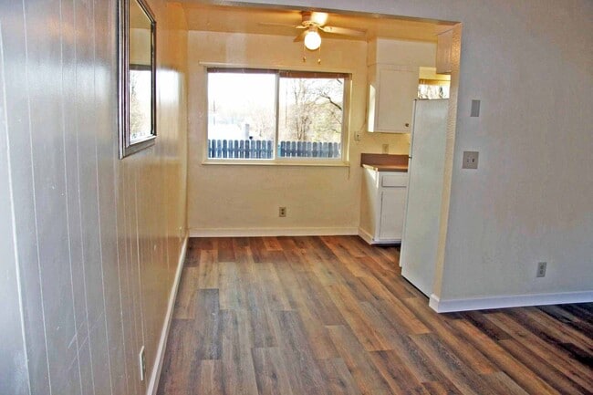 Building Photo - East Sonora Duplex with fenced Back Yard