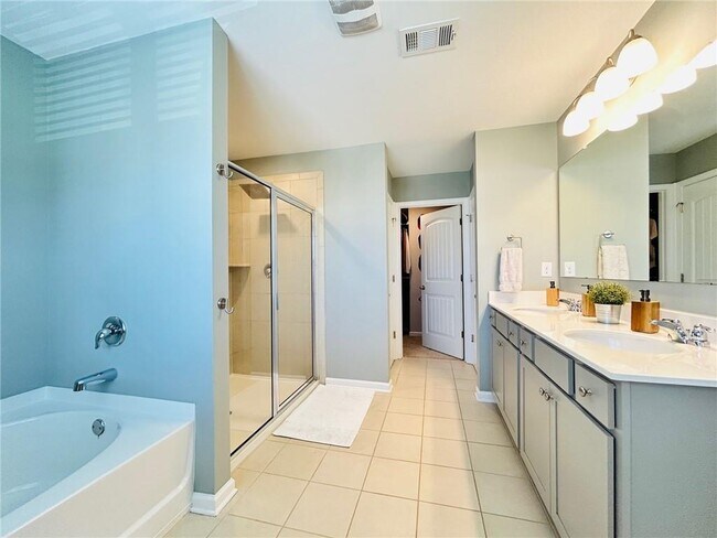 Building Photo - 140 Woodhouse Cir