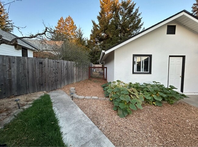 Building Photo - Cute Country Cottage 1 bedroom 1 bath